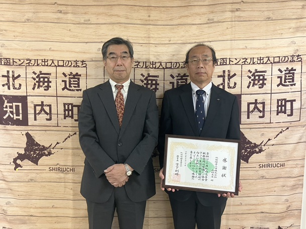 感謝状贈呈後教育長と